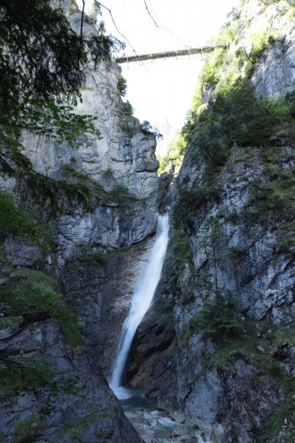 Darunter ein imposanter Wasserfall